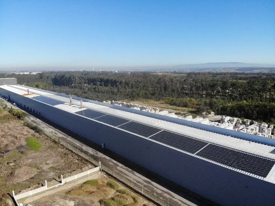 primus-vitoria-reforca-a-aposta-estrategica-na-producao-de-energia-limpa- painel- fotovoltaico